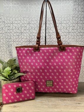 A0B8 Dooney & Bourke Pink Logo Tote with Matching Wallet DEA0B8